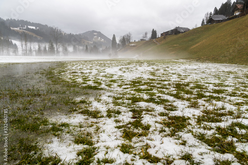 Landschaft im Nebel. Mystische Stimmung im Emmental Schweiz.