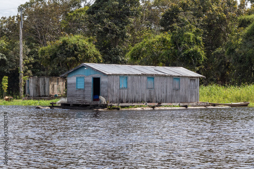 Fotografía floating house in the amazon river