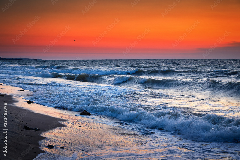 Obraz premium Sea waves and Beautiful dawn sunrise at sea. Seascape.
