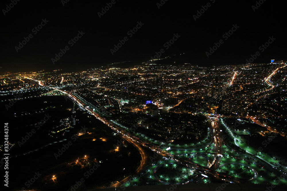 rozświetlone ulice miasta teheran nocą w widoku z lotu ptaka