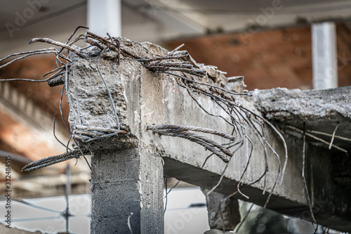 Démolition de bâtiment en béton métal