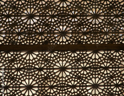 ażurowa okiennica w tradycyjny arabski wzór
