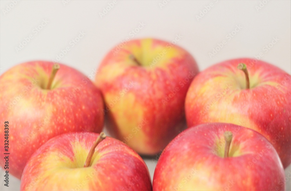 manzanas rojas con vetas amarillas, rojo, hermoso, sabroso, deliciosa manzana roja, fruta fresca. soft focus, red apple, fresh manzanas rojas con vetas amarillas, rojo, hermoso, sabroso, deliciosa manzana roja, fruta fresca. soft focus, red apple, fresh