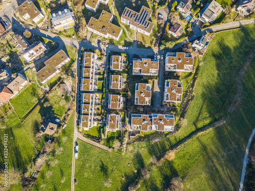 Foto Aerial view of building at border of a town