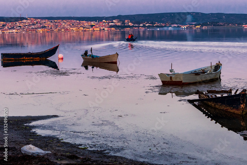 bbarchette dei pescatori nella laguna poco prima dell' alba