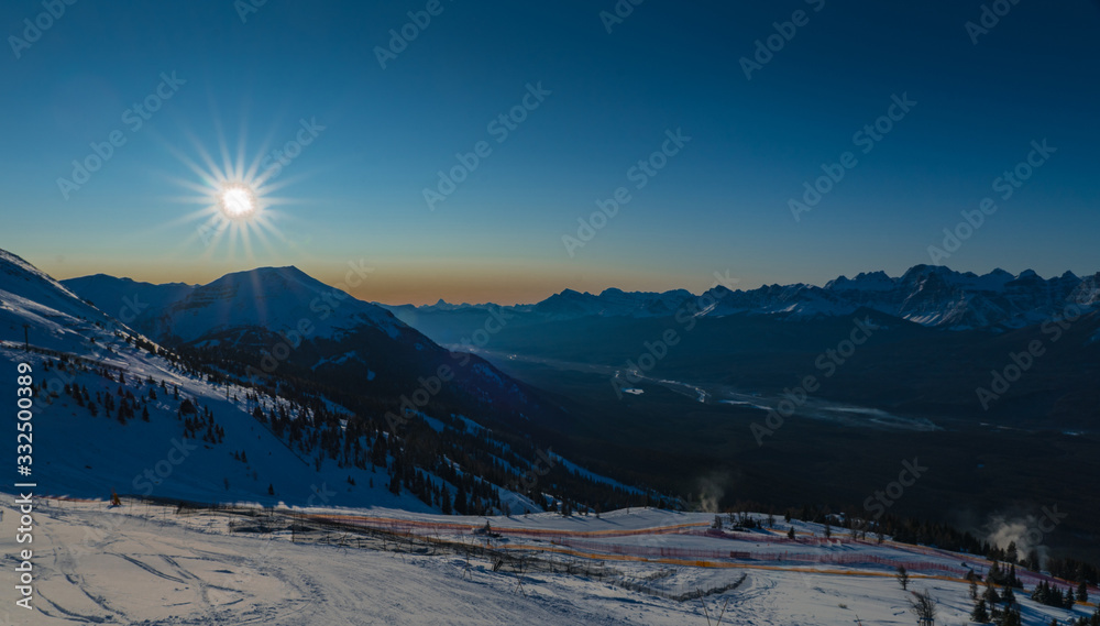 Φωτογραφία Panoramic view of the rocky mountains lit by winter sun above Lake Louise area, looking from the top of the Lake Louise ski resort