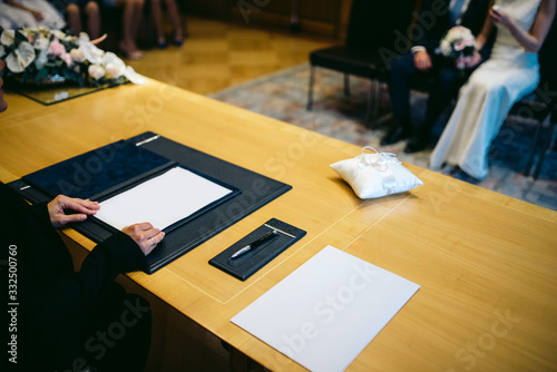 Foto bride and groom sit in the municipality at the state registrar