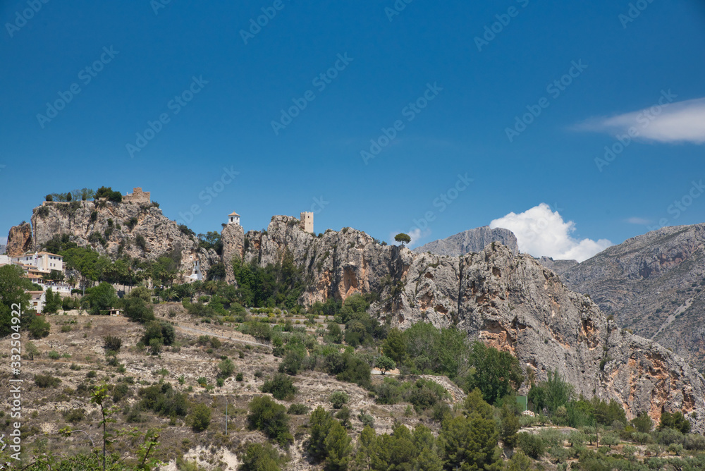 el castell de guadalest auf einem felsen in der provinz alicante spanien, the castell de guadalest on a rock in province alacant spain	
