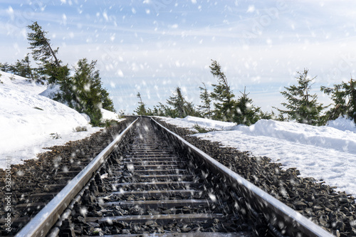 Eisenbahnschienen im Winter bei Schneefall