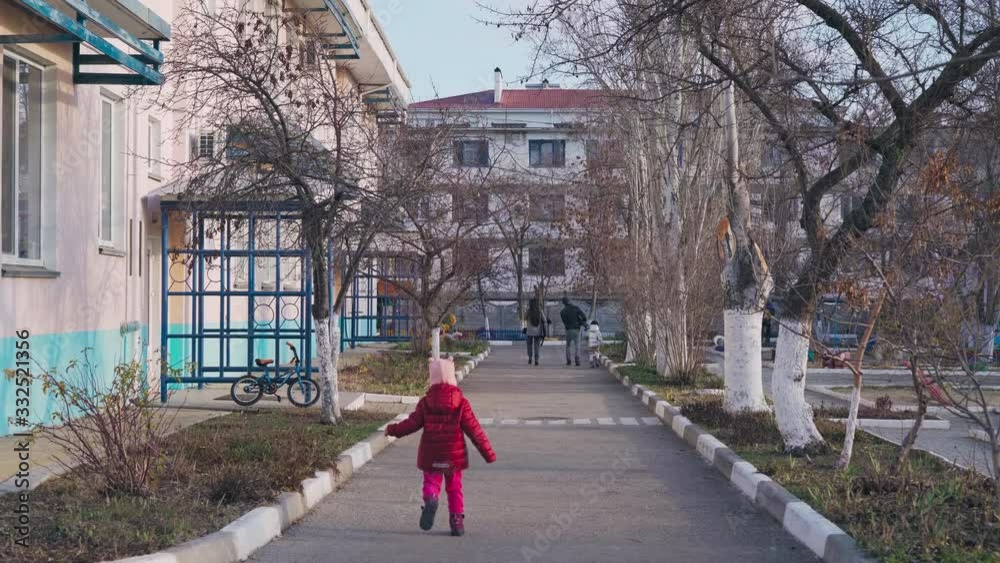 Parents with children go through the kindergarten Parents with children go through the kindergarten