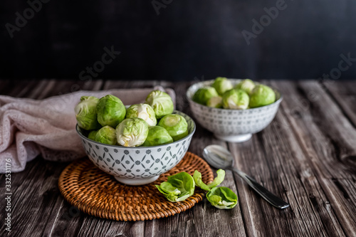 Choux de Bruxelles dans un bol en céramique, préparation de choux de Bruxelles en cuisine