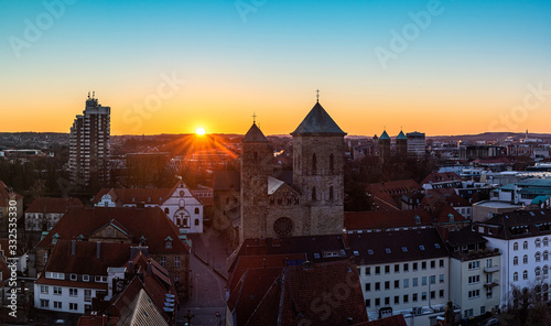 Sonnenaufgang über dem Dom St. Peter in Osnabrück