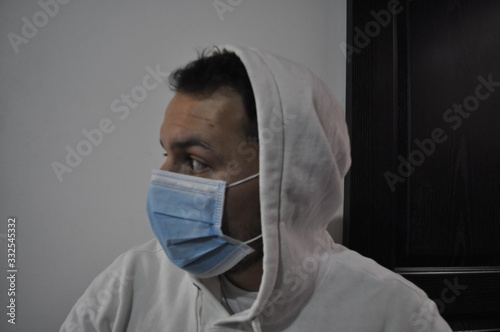 tapabocas, higiene, coronavirus, virus, enfermedad, pandemia, cuarentena, protección, joven con tapabocas, hombre con tapabocas, ocio,  covid19, covid 19