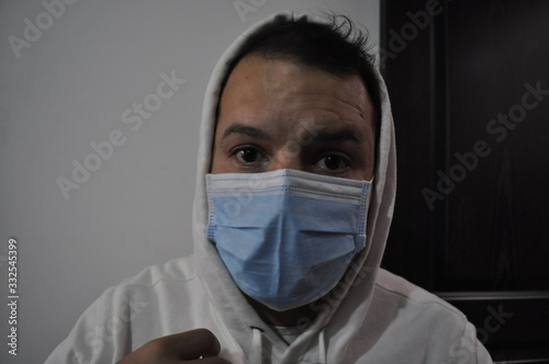 tapabocas, higiene, coronavirus, virus, enfermedad, pandemia, cuarentena, protección, joven con tapabocas, hombre con tapabocas, ocio,  covid19, covid 19