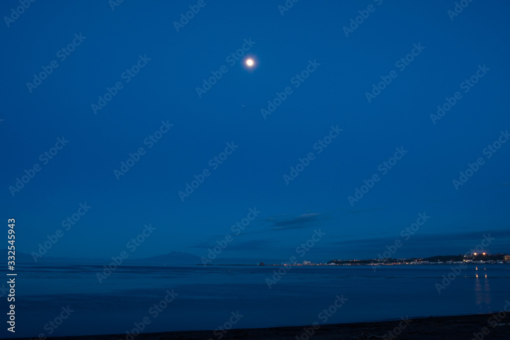 夕暮れの海と満月