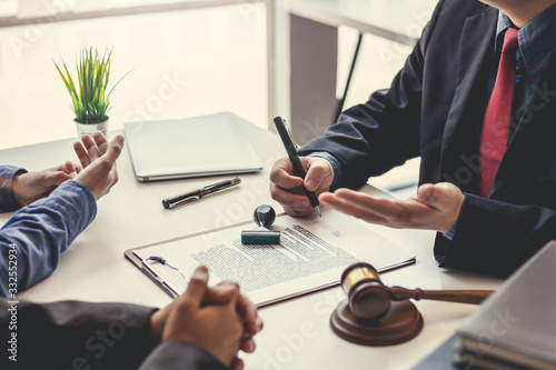 Quadro su tela Business people and lawyers talk and contract together