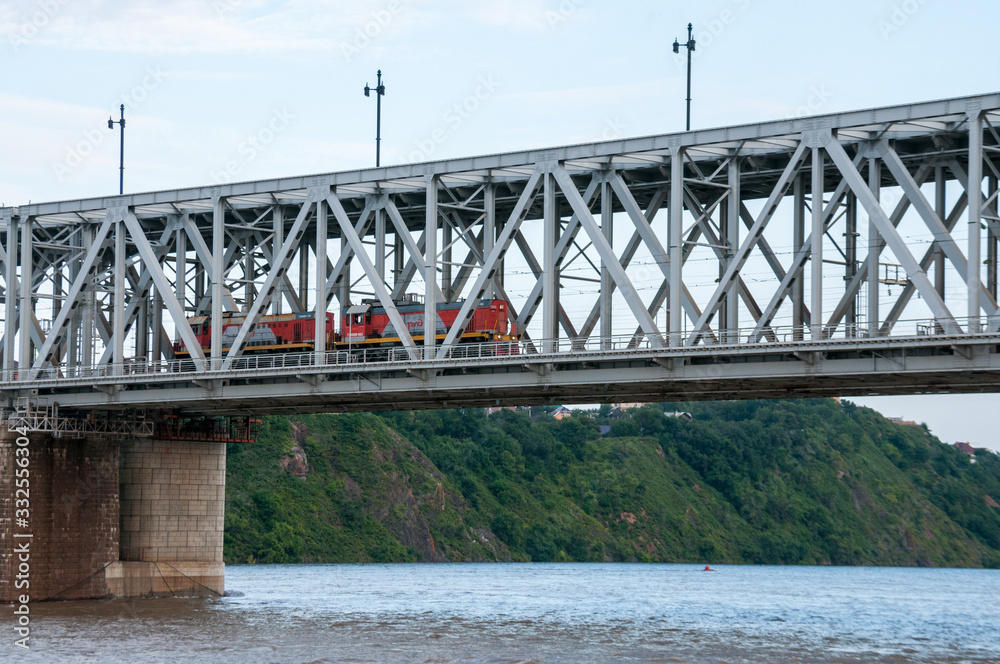Obraz premium Russia, Khabarovsk, August 2019: Road bridge on the Amur river in the city of Khabarovsk in the summer