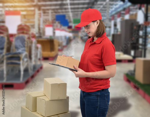 Female staff Delivering products Sign the signature on the product receipt form with parcel boxes