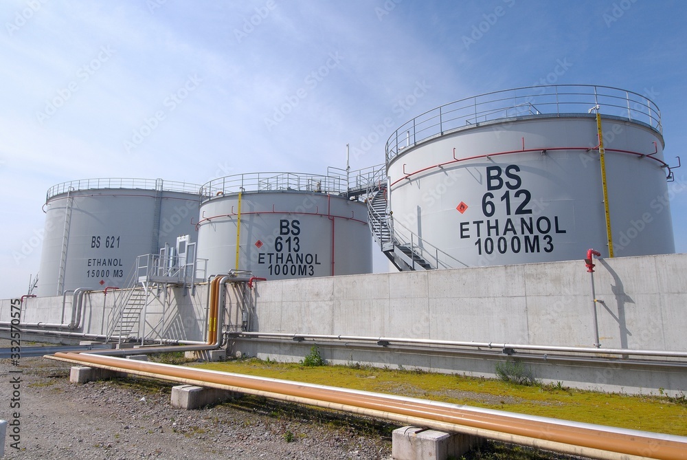 Biocarburant, éthanol, usine Téreos de Lillebonne. Cuves de stockage d' ethanol Stock Photo | Adobe Stock