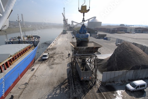 Photos Déchargement engrais TSP (triple super phosphate) sur le port de Rouen