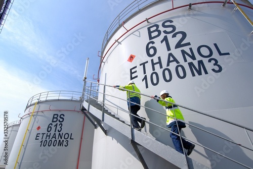 Biocarburant, éthanol, usine Téreos de Lillebonne. Cuves de stockage d'ethanol. Intervention technciens de maintenance photo