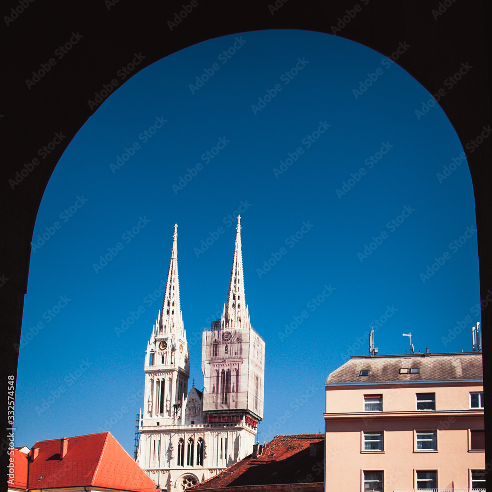 Obraz premium Zagreb cathedral from Dolac market
