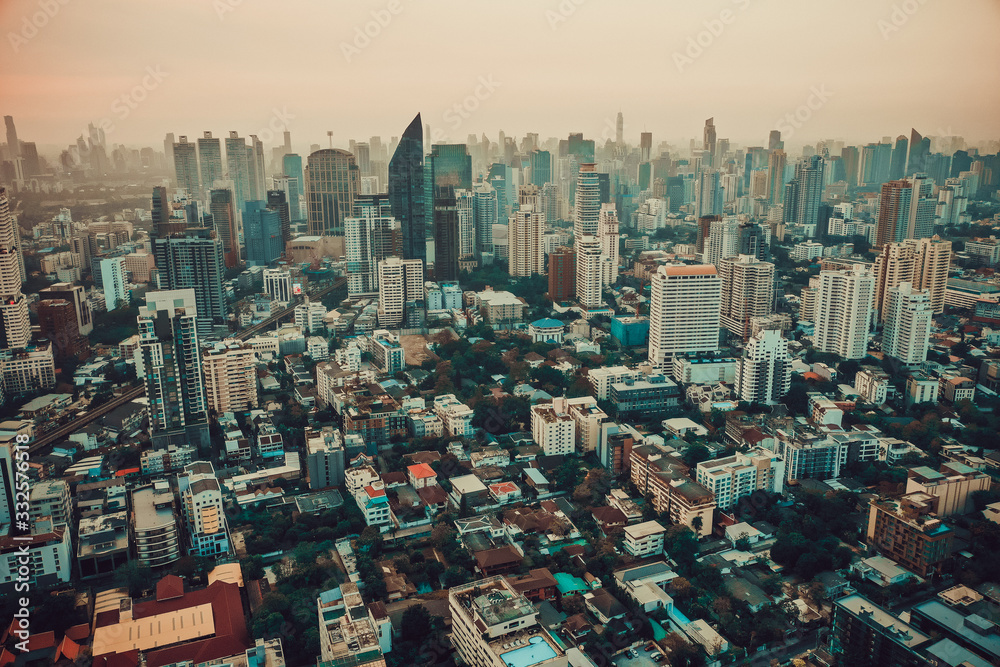 Fototapeta premium Bangkok Widok z lotu ptaka, powyżej dzielnic Sukhumvit i Thonglor w Tajlandii