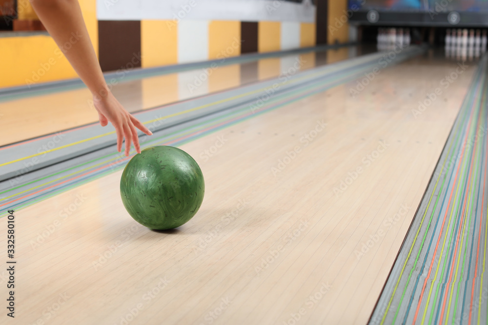 Naklejka premium Woman playing bowling in club