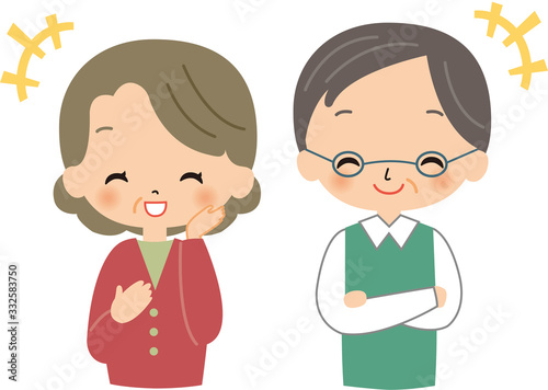 シニア　喜ぶ　老夫婦　高齢者　おじいさん　おばあさん