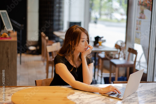 テレワーク / カフェでラップトップ(ノートパソコン)を見ている若い日本人女性 / Young Japanese woman looking at laptop in cafe 自粛, おうち時間, 読書 stayhome リモートワーク
