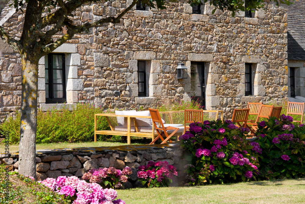 Terrasse et salon de jardin en Bretagne, France.