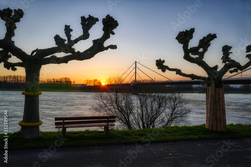 Sonnenaufgang über dem Rhein in Duisburg Homberg © hespasoft