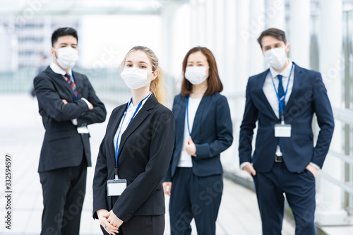 マスクを装着するビジネスマンのチーム