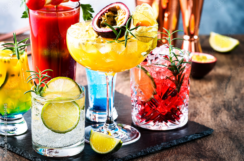 Set of summer alcoholic cocktails, popular bright refreshing alcohol drinks and beverages - obrazy, fototapety, plakaty 