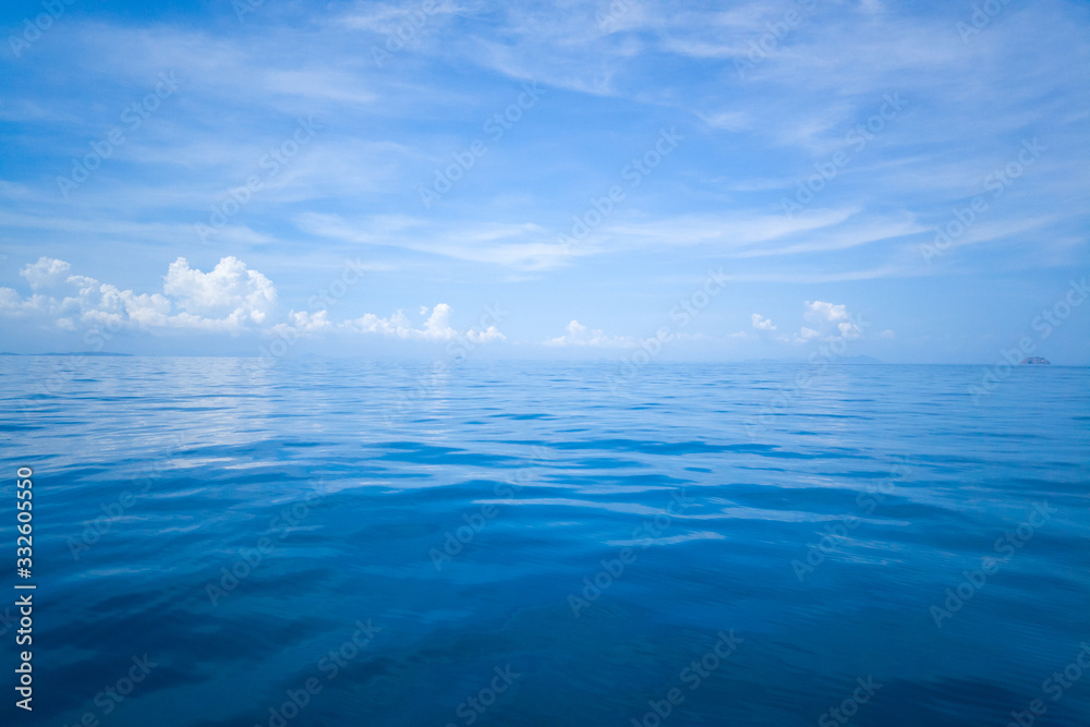 Obraz premium Calm Sea and Blue Sky Background.