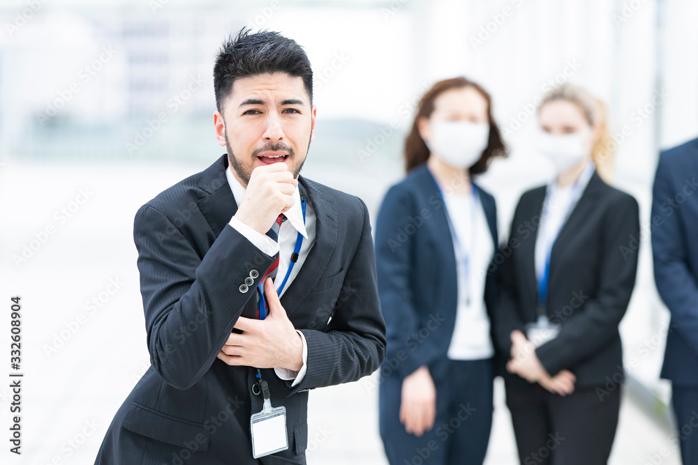 マスクなしで咳き込むビジネスマン
