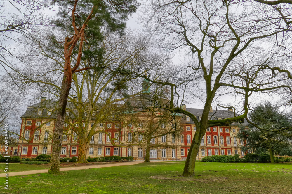 Park mit Bäumen an einem Barockschloss in Münster