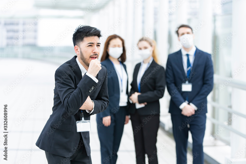 マスクなしで咳き込むビジネスマン