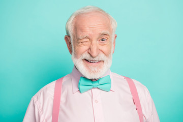 Close up photo of imposing dreamy candid old man wink blink enjoy cool best weekend wear good look clothing isolated over green color background