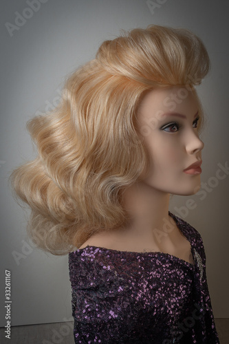 head of a dummy for styling hair blonde