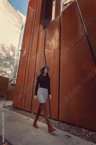 Obraz na płótnie Beautiful girl model posing against the background of the modern building w salonie