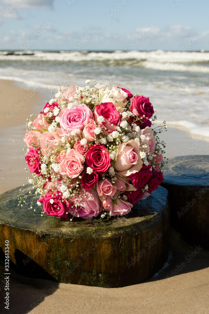 Brautstrauß mit rosa Rosen und Schleierkraut am Strand Stock Photo | Adobe  Stock