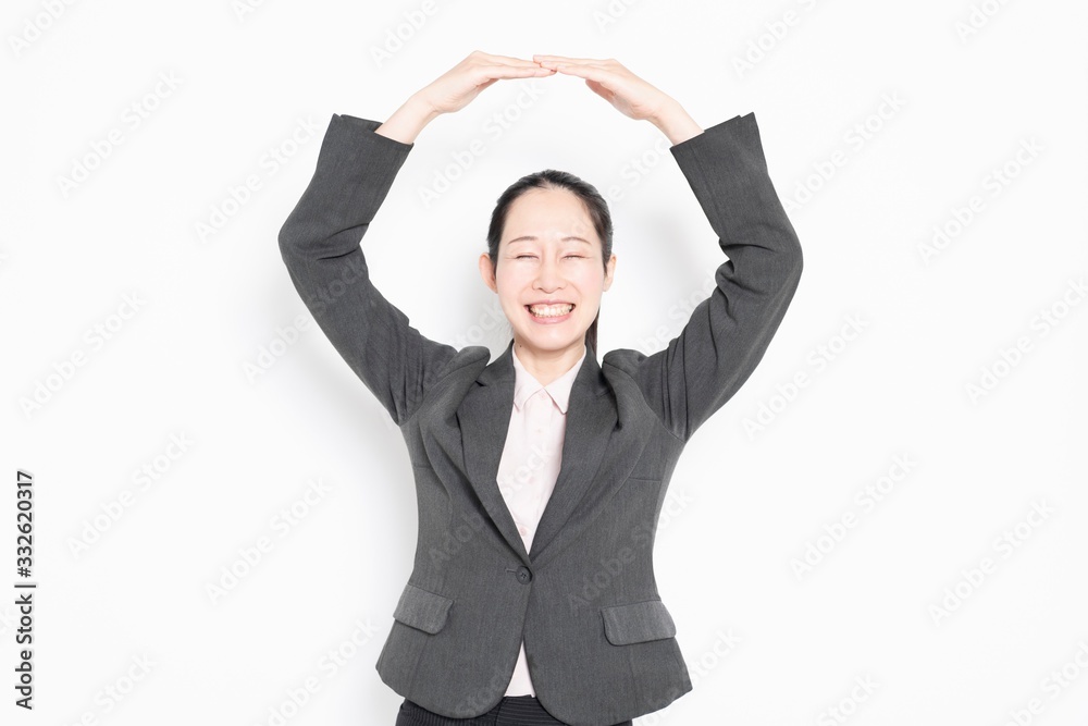 OKサインを作る女性