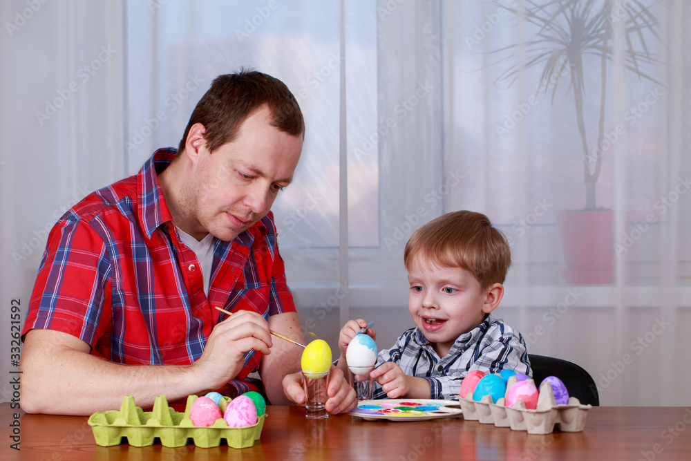 Naklejka premium boy and dad paint eggs