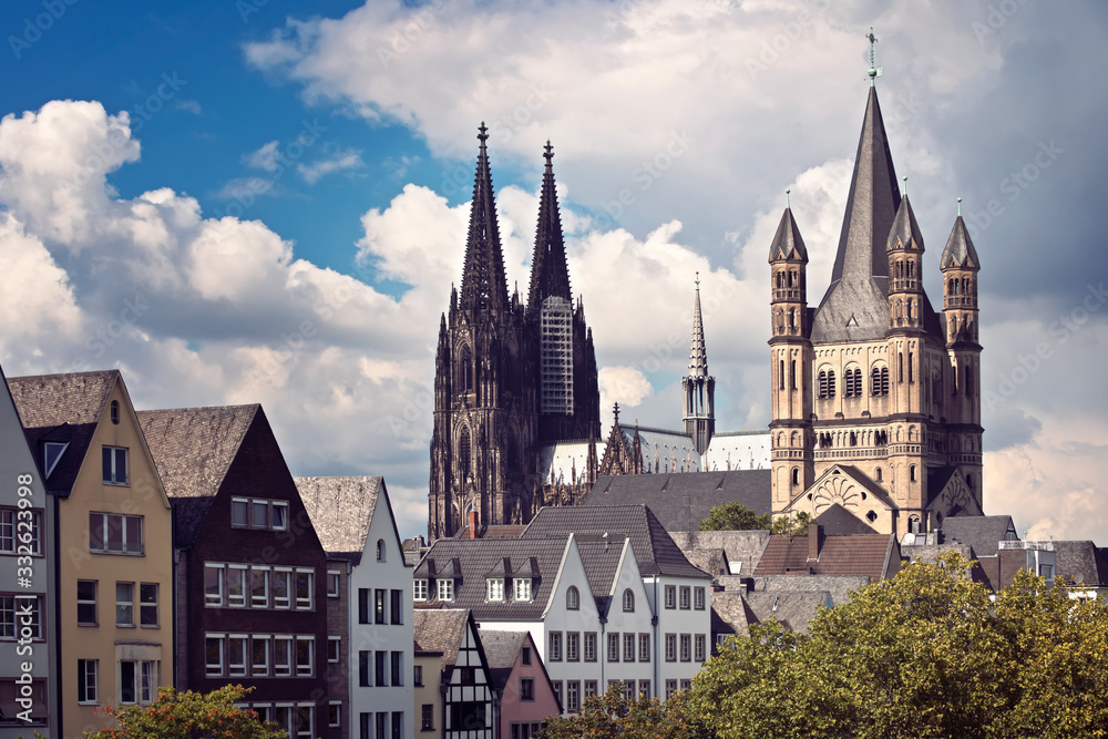 Blick über die Kölner Altstadt auf den Dom