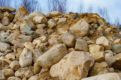 Obraz na płótnie pile of cobblestones with sand w salonie