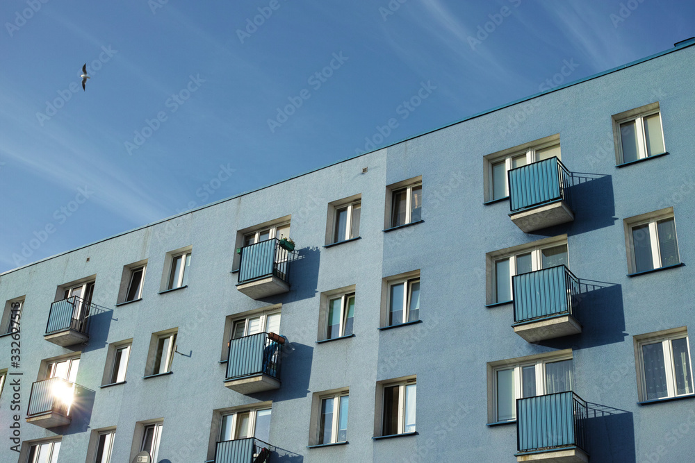 Niebieski blok mieszkalny w Płocku - obrazy, fototapety, plakaty 