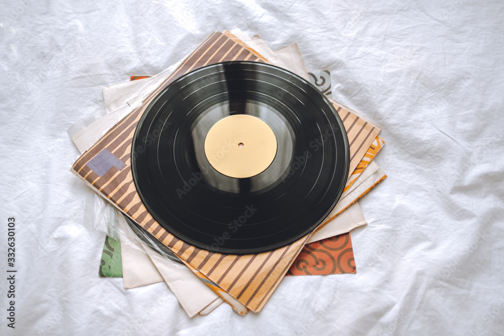 Fototapeta premium Old vinyl records on a white bed. minimalism