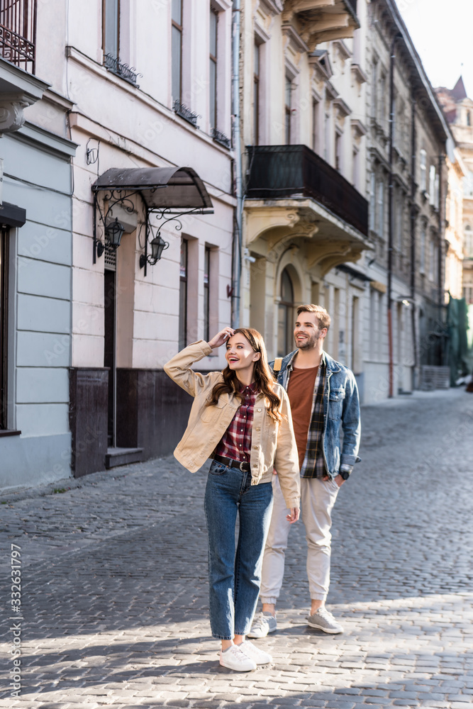 Obraz premium Selective focus of happy couple smiling in city
