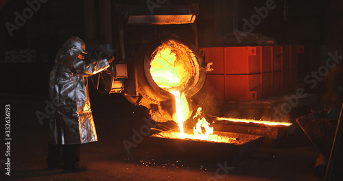 The molten metal is poured into the mold. Melting furnace for cast iron and steel and liquid metal.